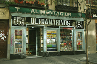 El escaparate de una tienda de ultramarinos.