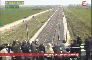 Un tren pasando a toda hostia.