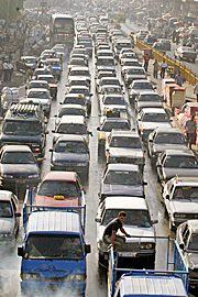 Una caravana de coches en un atasco.