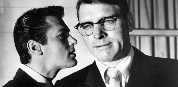 Tony Curtis haciendo de palanganero de Burt Lancaster en 'Sweet smell of Success'.