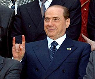 Berlusconi haciendo el gesto de poner los cuernos,