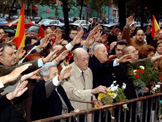 Manifestación de fachas brazo en alto.