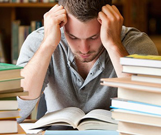 Un estudiante hincando los codos.