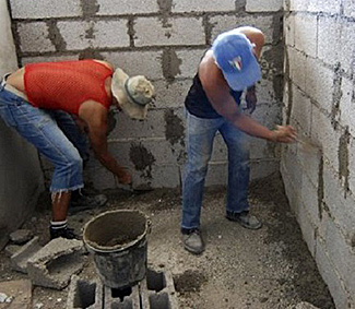 Dos paletas trabajando.